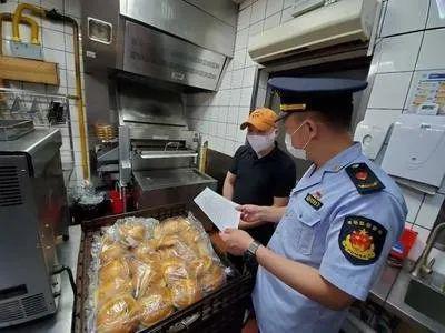 警惕食品安全红线 汉堡王更换标签销售过期食品事件警示酒类经营